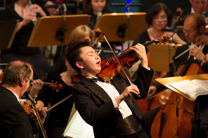 Ziyu He (China) - 1. Preisträger des Internationalen Instrumentalwettbewerbes Markneukirchen 2015